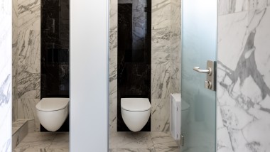 Keramische wc's zonder spoelrand uit de badkamerserie Acanto (© Opernhaus Chemnitz / Nasser Hashemi)